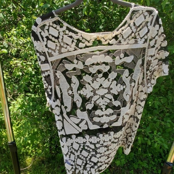 Miami white embroidered design on black mesh - Picture 7 of 9